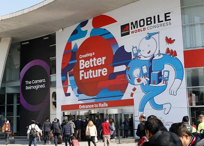 MWC Display outside